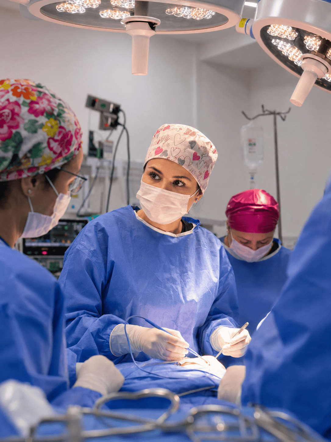 Dra. Nilser Santos operando con tecnología Vaser en pabellón