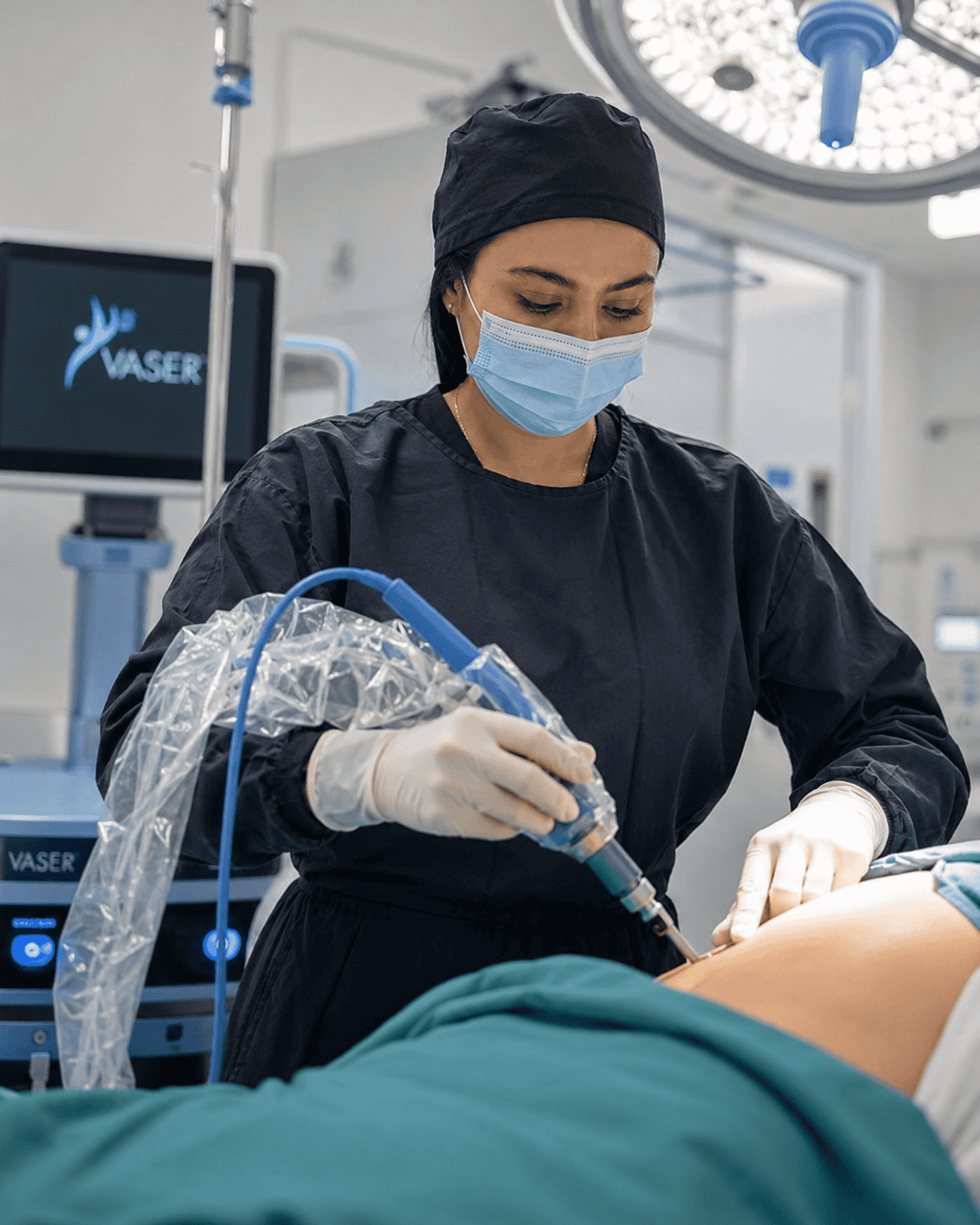 Dra. Nilser realizando procedimiento Vaser en pabellón